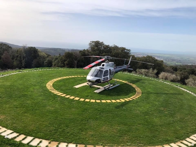  El helicóptero estacionado en la base 