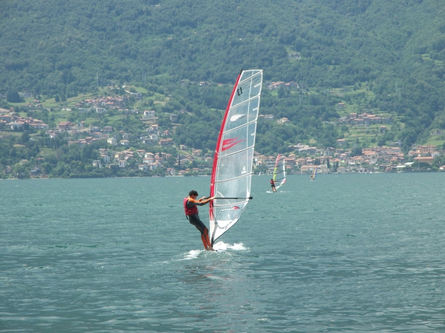  Windsurf por paisajes montañosos 