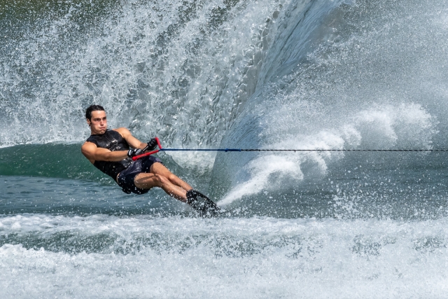 A toda velocidad sobre las olas 