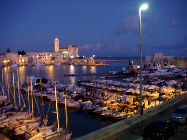 Vista nocturna del puerto