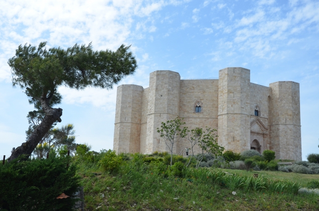  Un castillo rodeado de naturaleza