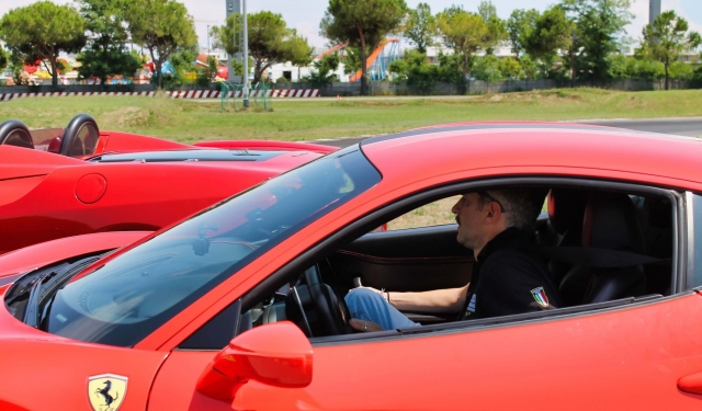  Listo para salir con el Ferrari 