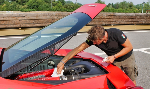 Preparando el Ferrari antes de la carrera