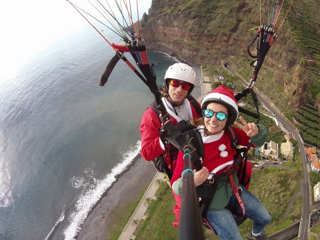  hasta Papá Noel se avienta en parapenle 