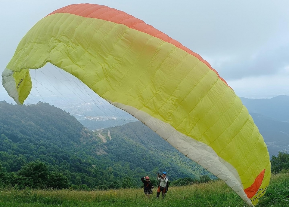  la vista de la ciudad desde el parapente 