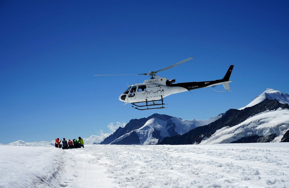  Helicóptero sobre nieve