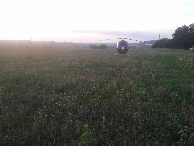 Helicóptero en el campo 