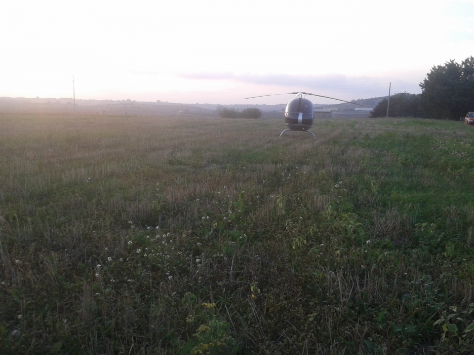Helicóptero en el campo 