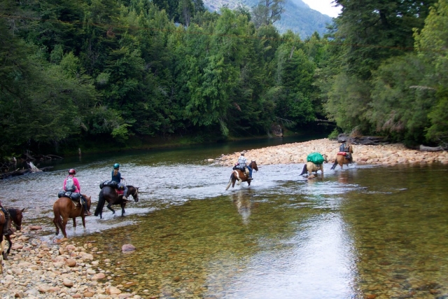  a caballo por el río 