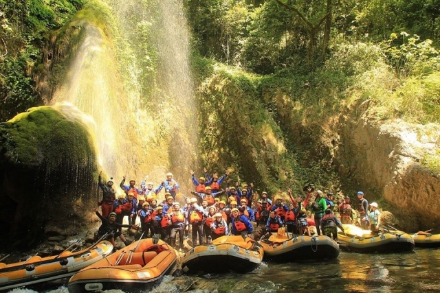 grupo antes del rafting 
