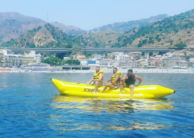  en banana boat con amigos
