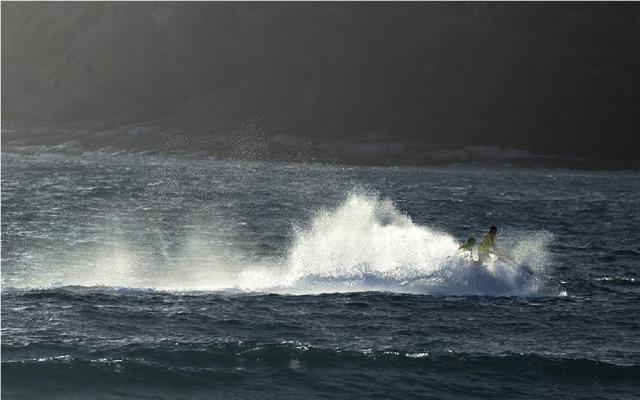  acelerar entre las olas del mar 