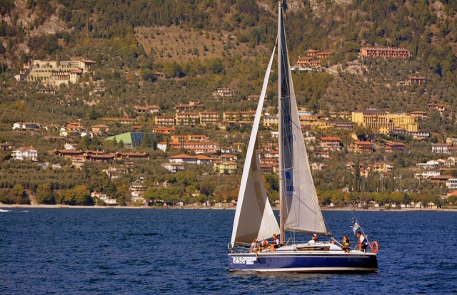  Un velero en el lago tranquilo
