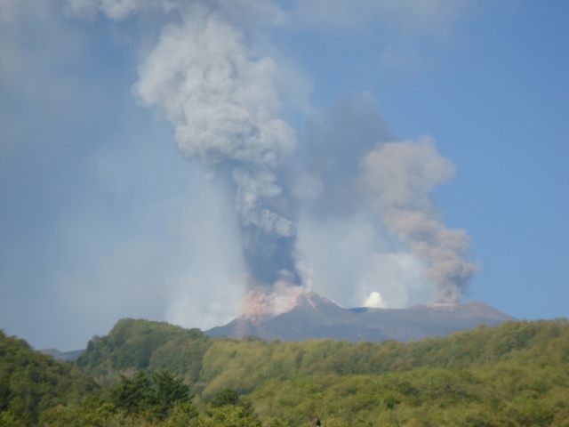  Humo saliendo del volcán 