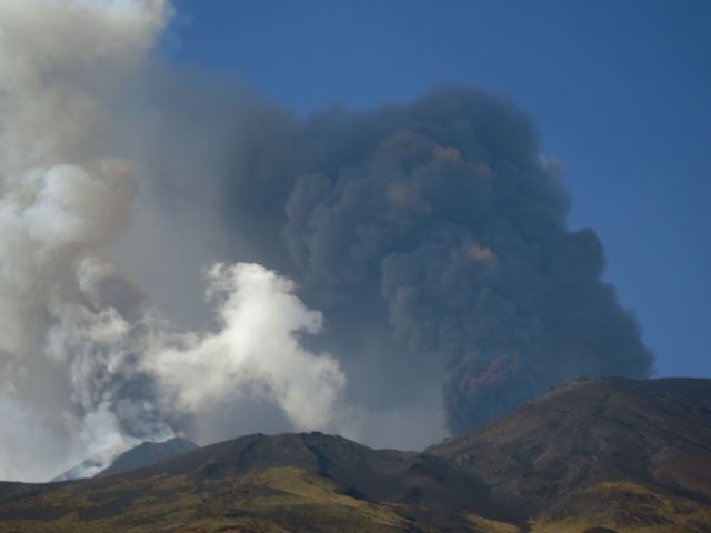  Humo en el Etna 