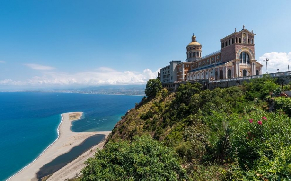 El promontorio de Tindari con el santuario El promontorio de Tindari con el santuario