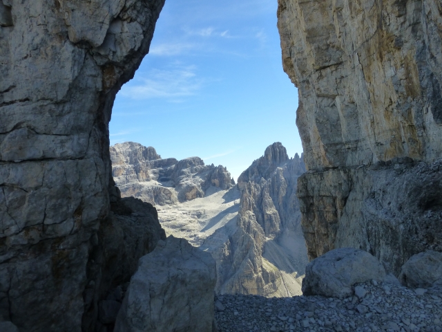  Vislumbres de azul entre las rocas 