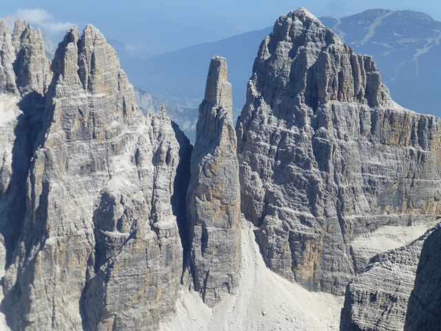  Una de las tres torres
