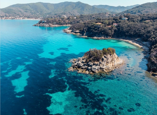 aguas cristalinas de la isla de Elba 