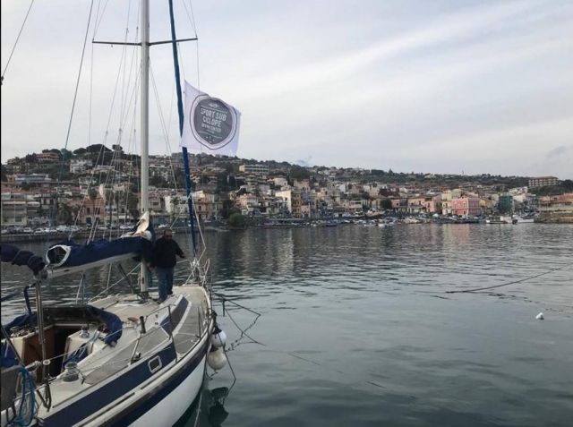 barco en puerto 