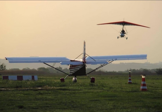 ala delta al atardecer 