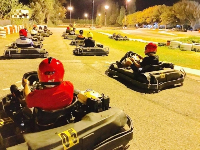  pbaños en karts por la noche