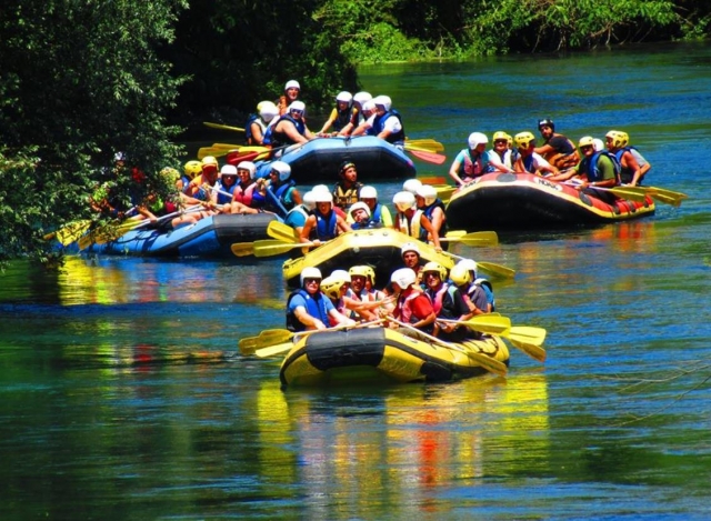  todos van a hacer rafting 