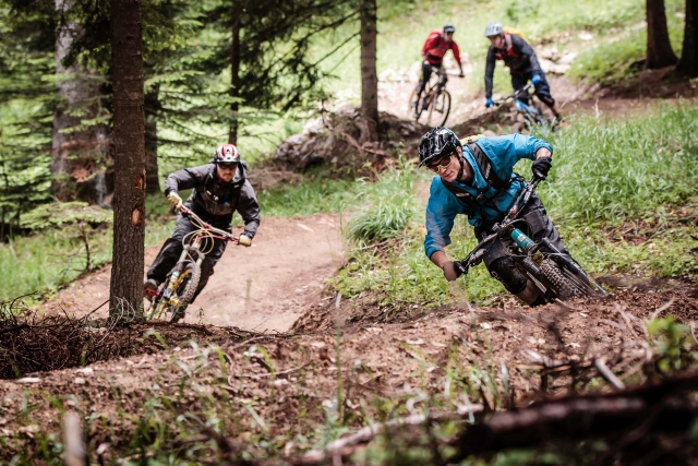 Grupo MTB en el bosque 