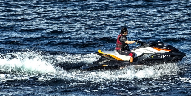  Señora en jet ski 