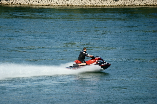  Hombre en jet ski 