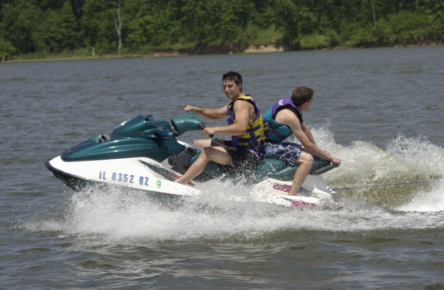  Pareja de amigos en jet ski 