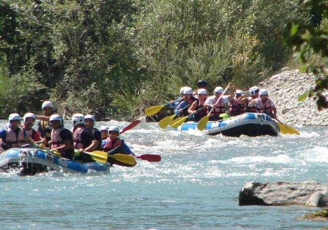 todos haciendo rafting 