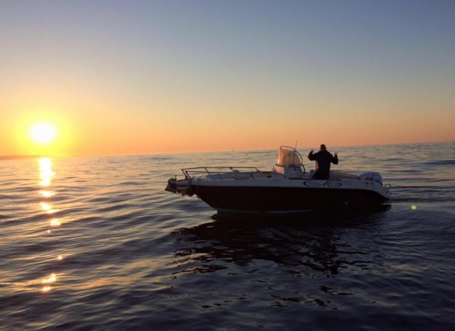 en barco al atardecer