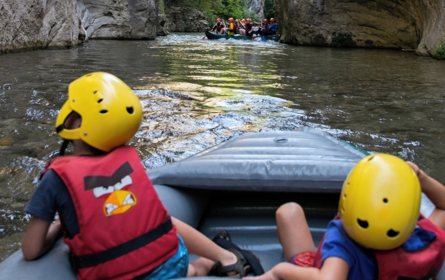 Explorando la naturaleza haciendo rafting