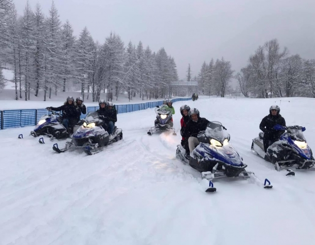  Todos juntos en moto de nieve 