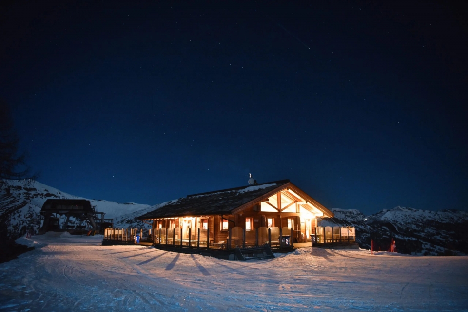  Refugio iluminado en la nieve