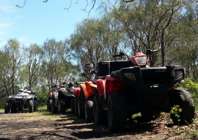  cuatrimotos aparcados 