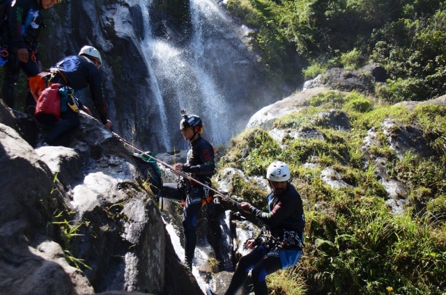  Ascenso en grupo al inicio de la ruta 