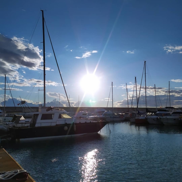  Barcos amarrados listos para partir 