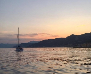 Cena en barco para parejas en la bahía de Noli 3 horas