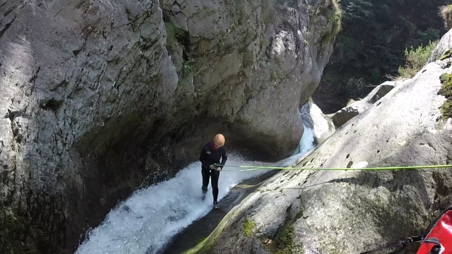  Descenso por la roca. 