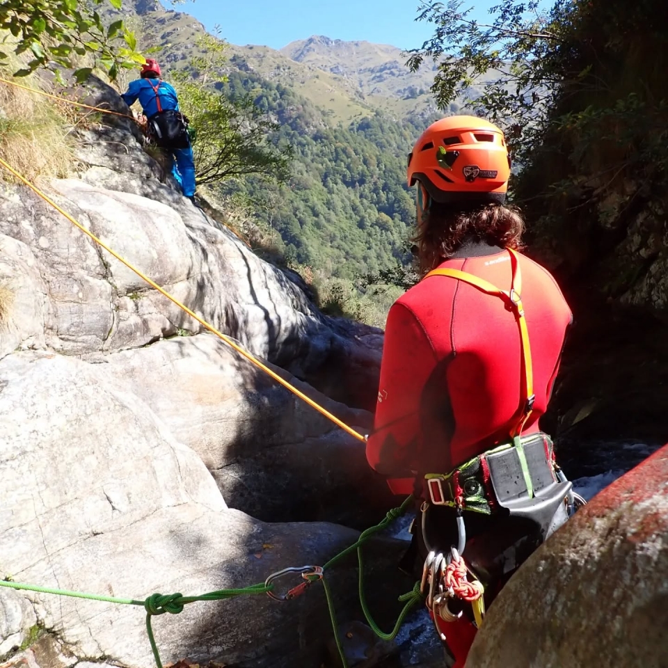  Crossing the canyons with ropes 