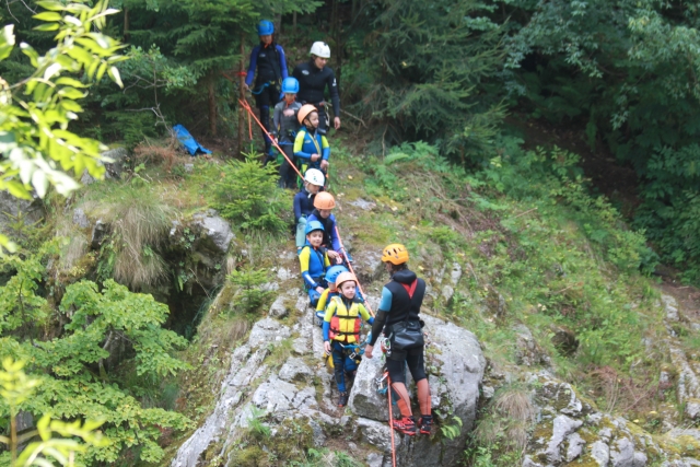 Grupo de chavos deportistas. 