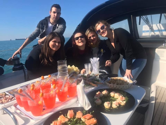  ¡Almuerzo en el barco!