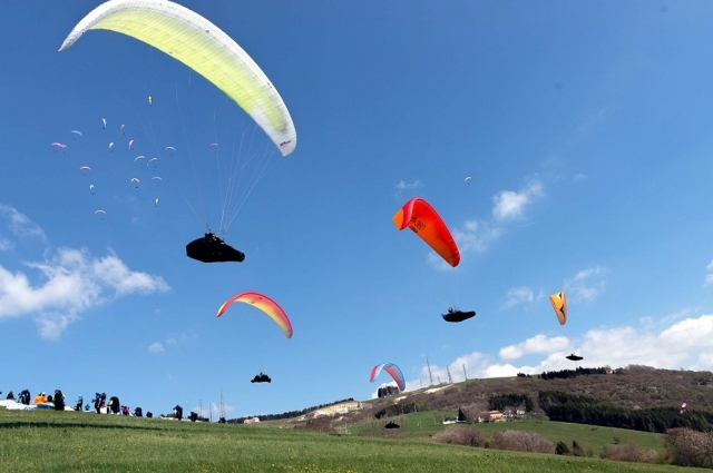  parapenle en el lago d' Iseo. 