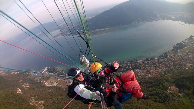  parapenle en el lago 
