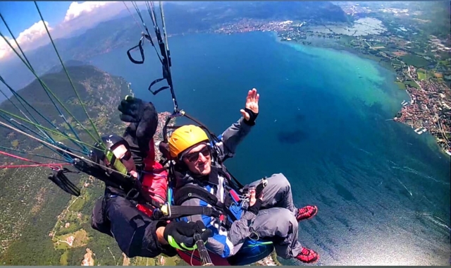  parapenle en el lago 