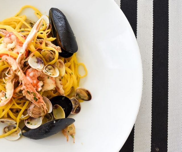 Espaguetis con mariscos.