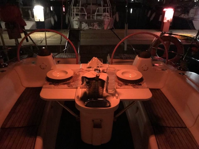  Cena romántica a bordo. 