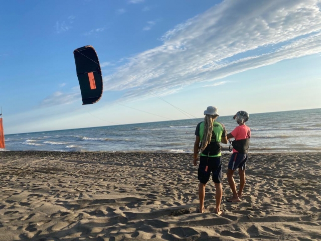 Lección privada de kitesurf en Lido di Tarquinia 1h